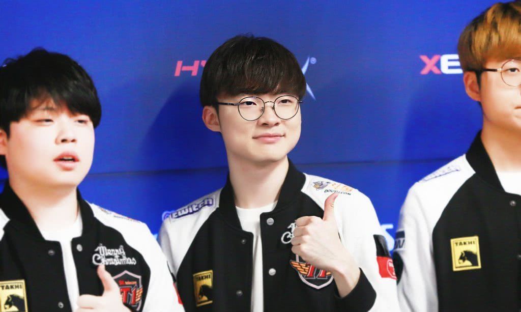 RNG十周年庆典返图：18年五人同框 姿态笑嘻了