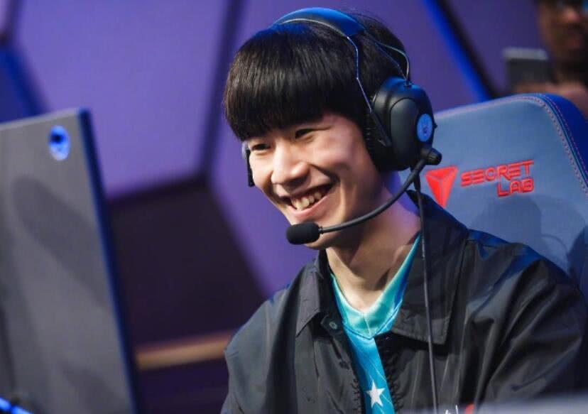 胡拉让我笑！ Oh My God 状态低迷，Xiaohu Victor不断送出免费通行证，但这并没有阻止 Weibo Gaming 获得比赛点